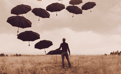 Chico ante paraguas simbolizando cuando una pareja no entiende nuestra depresión