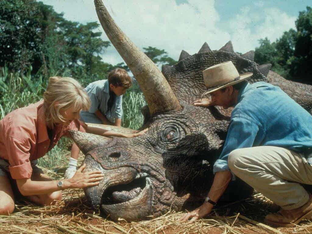 Científicos con un dinosaurio herido en la película Jurassic Park
