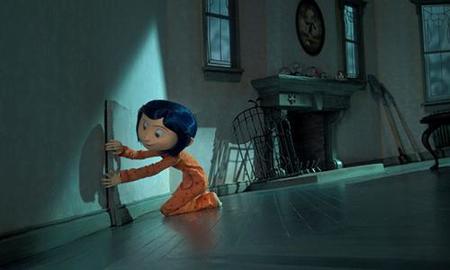 Coraline abriendo una puerta en la pared