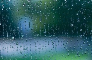 Cristal con gotas de lluvia