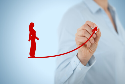 Dibujo de mujer avanzando