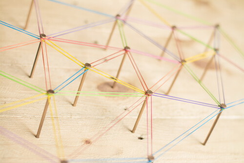 Elementos conectados por hilos de colores