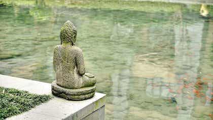 Escultura de Buda frente al agua