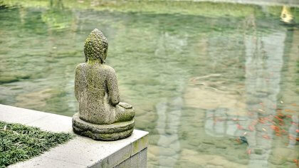 Escultura de Buda frente al agua