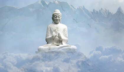 Escultura de Buda sobre una montaña rodeado de nubes