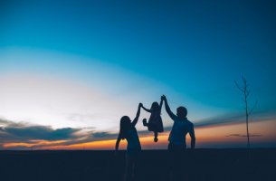 Familia feliz de la mano
