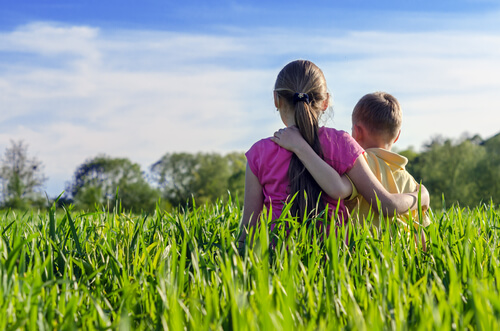 Hermanos abrazados de espalda