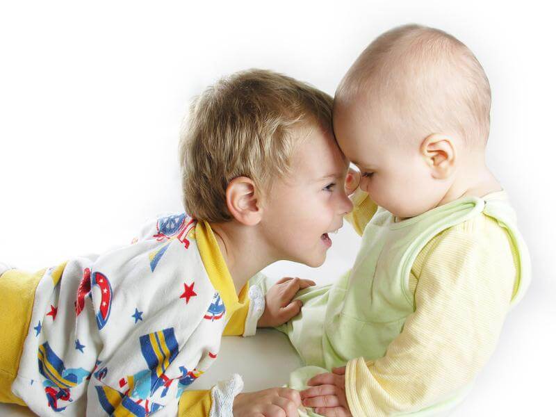 niño superando los celos cuando llega un nuevo hermano