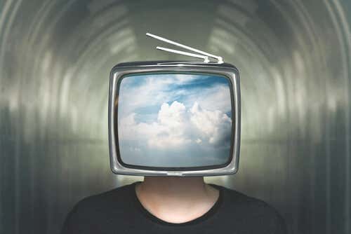 Cabeza en forma de televisión simbolizando los pensamientos rumiativos durante la pandemia