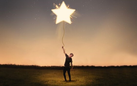 hombre con estrella simbolizando la teoría de los pequeños logros