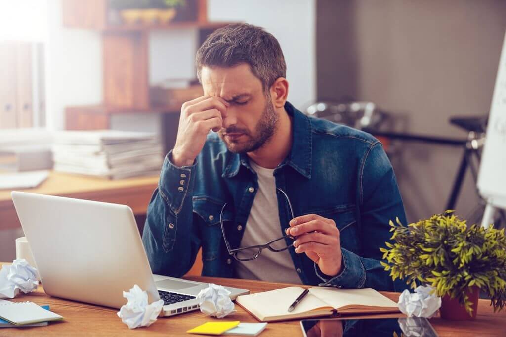 Hombre con estrés en el trabajo