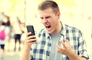 hombre gritando con móvil en la mano demostrando que los adultos también tienen "rabietas"