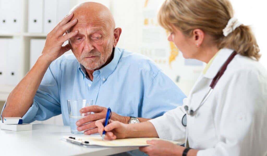 Hombre mayor con demencia hablando con su médico