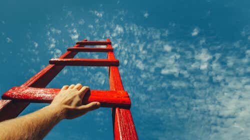 Hombre subiendo por una escalera hacia el cielo para representar la trampa de la motivación