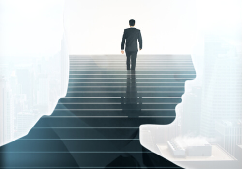 Hombre subiendo por unas escaleras simbolizando las actitudes que no parecen miedo