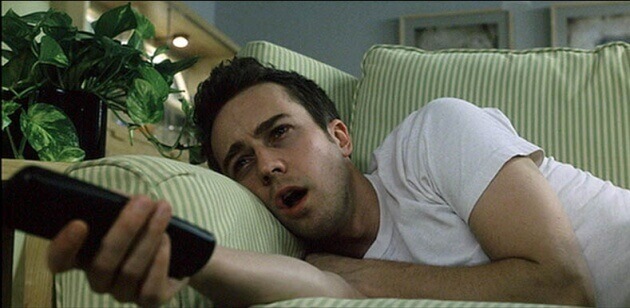 Hombre tumbado en el sillón