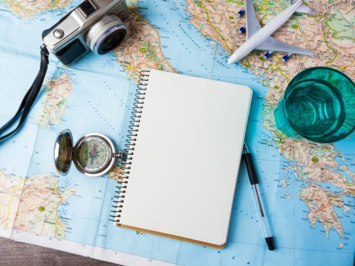 cámara sobre un mapa simbolizando el hecho de que viajar mejora tu salud cerebral