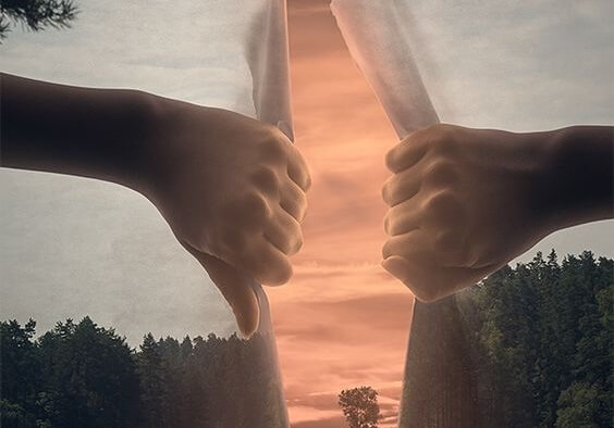 manos abriendo escenario simbolizando el querer sentirse importante