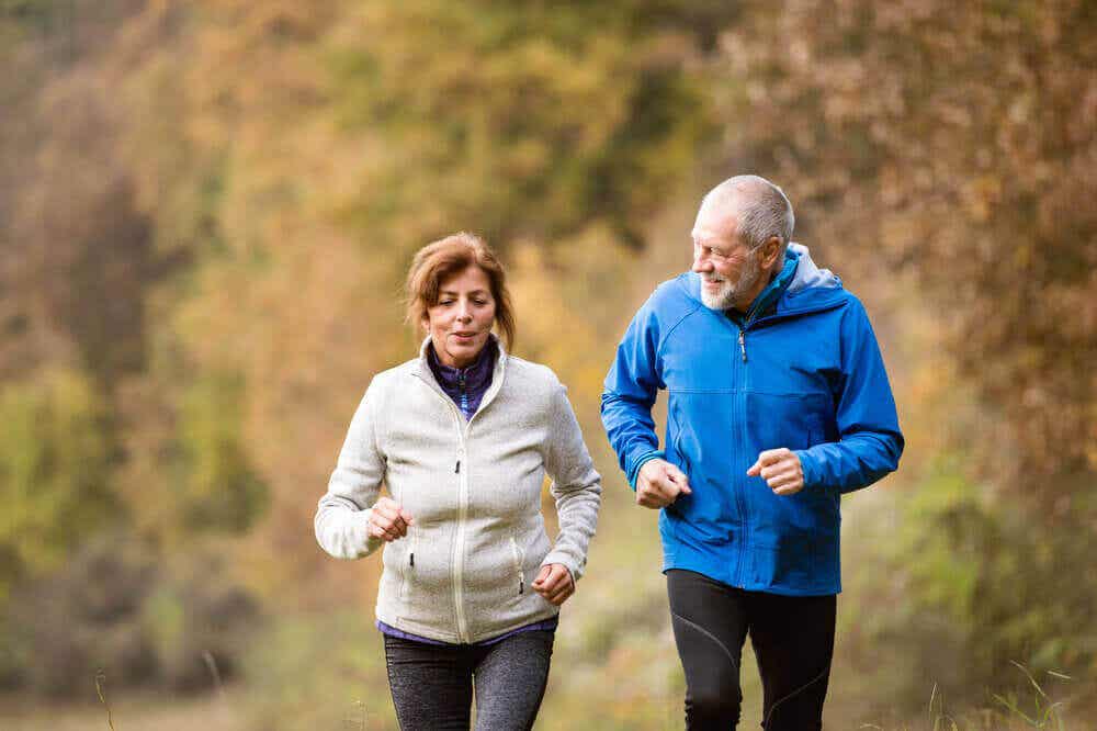 Mayores haciendo ejercicio físico para aumentar la esperanza de vida