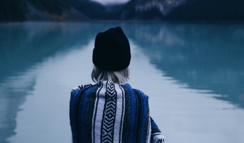 Mujer ante un lago