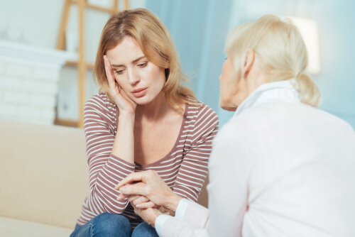 Mujer agotada de hablar