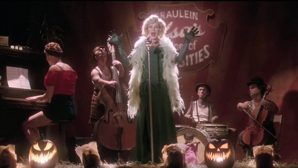 Mujer cantando
