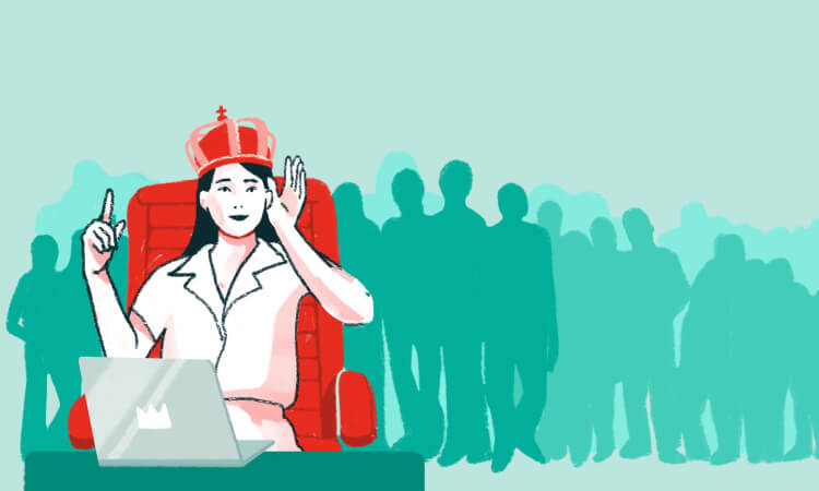 mujer con corona simbolizando las máscaras del narcisismo patológico