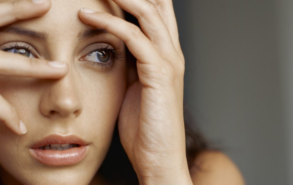 mujer con manos en el rostro simbolizando la incapacidad de defendernos