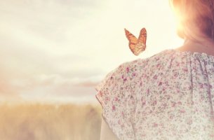 Mujer con una mariposa en el hombro para representar la sensación de la paz interior