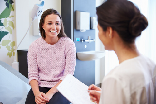 Mujer en el hospital hablando con su médico