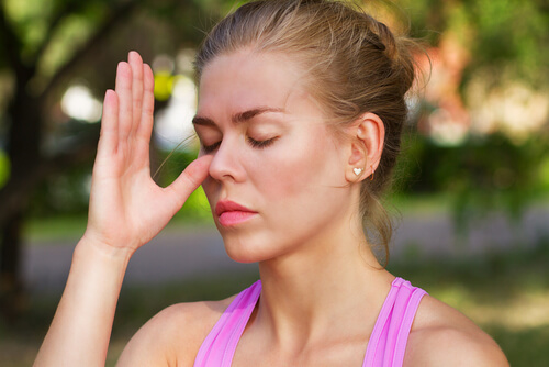 Mujer haciendo ejercicio de respiración