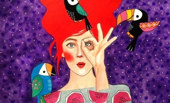 mujer haciendo gestos simbolizando los rasgos de las personas emocionalmente fuertes