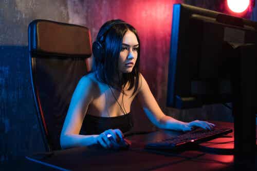Mujer jugando al Fortnite