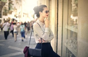 Mujer mirando escaparate con neofilia