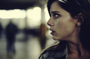 mujer mirando hacia atrás simbolizando la incapacidad de defendernos