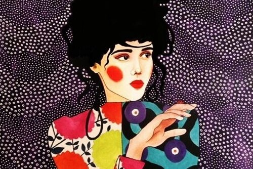 mujer morena simbolizando los rasgos de las personas emocionalmente fuertes