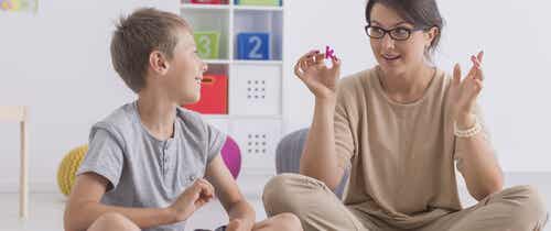 Mujer con un niño autista hablando sobre sus habilidades