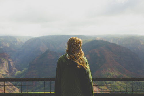 Mujer observando la naturaleza