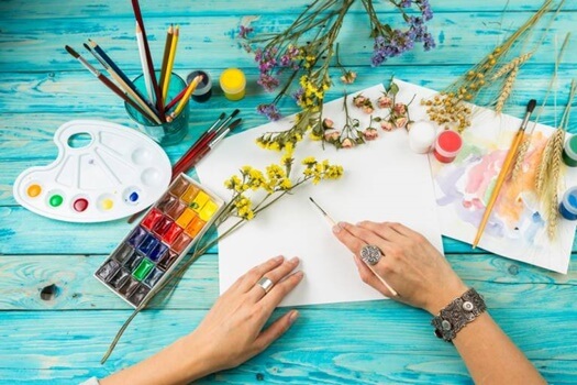 mujer pintando representando y representando las técnicas para autorregular las emociones