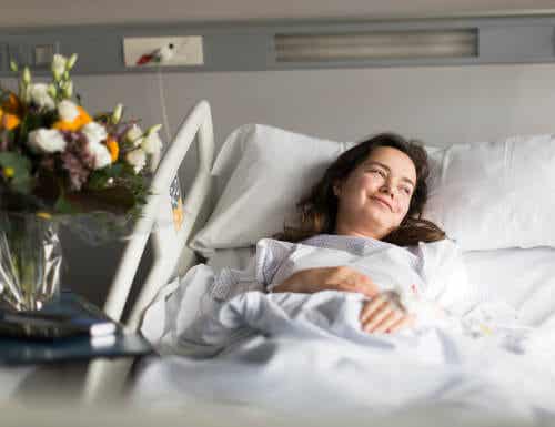 Mujer sonriendo hospital