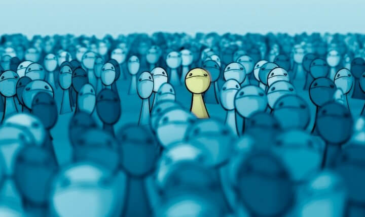 muñeco entre grupo de gente simbolizando las frases de Robin Williams