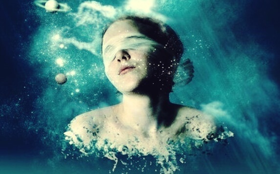 niña con ojos vendados simbolizando el origen de los sentimientos