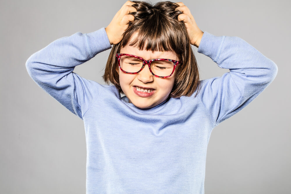 Niña tirándose del pelo