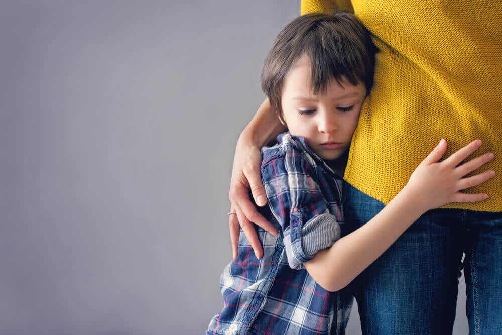 Niño abrazado a su madre asentando las bases de ansiedad condicionada