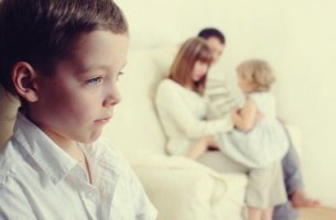 Niño celoso de su hermana