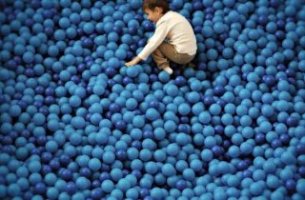 Niño con autismo rodeado de globos azules