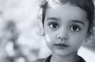 Niño con ojos oscuros