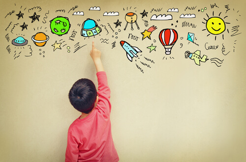 Niño con pensamiento egocéntrico