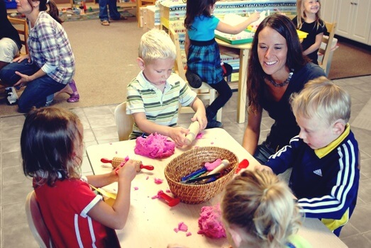 niños en aula representando el trabajo cooperativo