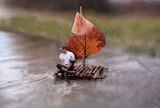 Hombre en un barco pequeño